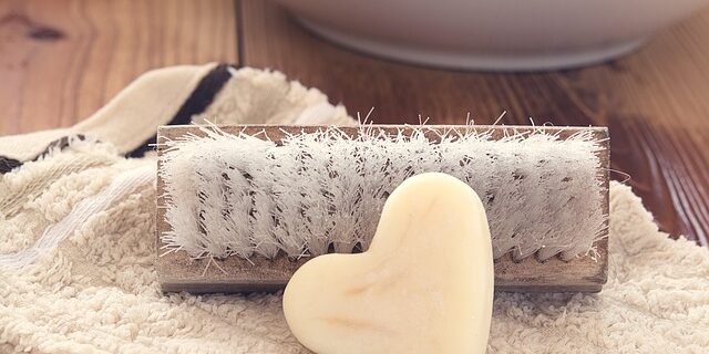 hand-brush-1253938_640